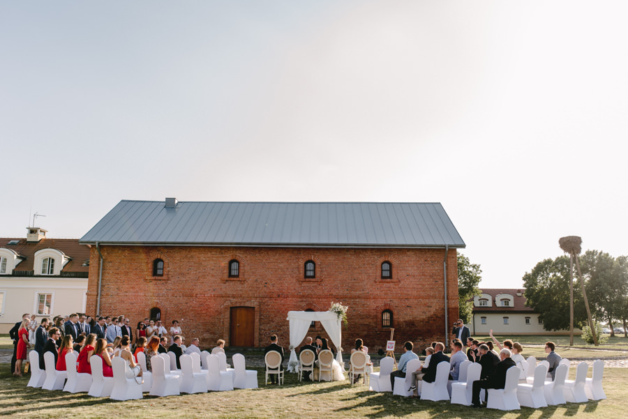 vintage circus, stary cyrk, slow wedding, motyw starego cyrku, slub w plenerze, slub plenerowy, slub w stodole, wesele w stodole, wesele w stylu slow wedding, cyrk, reportaz slubny, zdjecia slubne