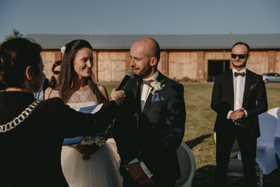 vintage circus, stary cyrk, slow wedding, motyw starego cyrku, slub w plenerze, slub plenerowy, slub w stodole, wesele w stodole, wesele w stylu slow wedding, cyrk, reportaz slubny, zdjecia slubne