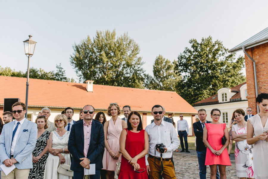 vintage circus, stary cyrk, slow wedding, motyw starego cyrku, slub w plenerze, slub plenerowy, slub w stodole, wesele w stodole, wesele w stylu slow wedding, cyrk, reportaz slubny, zdjecia slubne