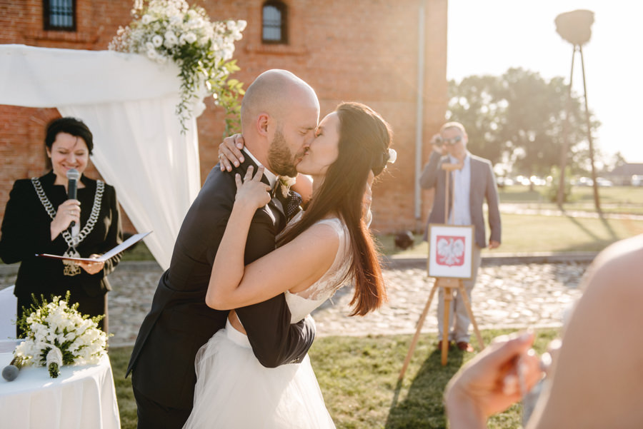 vintage circus, stary cyrk, slow wedding, motyw starego cyrku, slub w plenerze, slub plenerowy, slub w stodole, wesele w stodole, wesele w stylu slow wedding, cyrk, reportaz slubny, zdjecia slubne