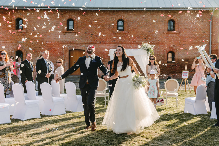 vintage circus, stary cyrk, slow wedding, motyw starego cyrku, slub w plenerze, slub plenerowy, slub w stodole, wesele w stodole, wesele w stylu slow wedding, cyrk, reportaz slubny, zdjecia slubne