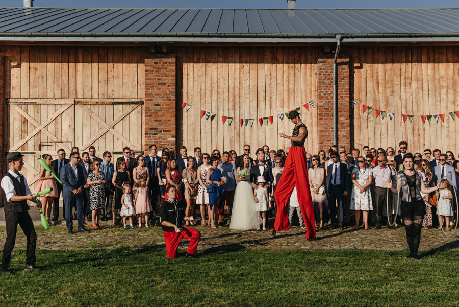 vintage circus, stary cyrk, slow wedding, motyw starego cyrku, slub w plenerze, slub plenerowy, slub w stodole, wesele w stodole, wesele w stylu slow wedding, cyrk, reportaz slubny, zdjecia slubne