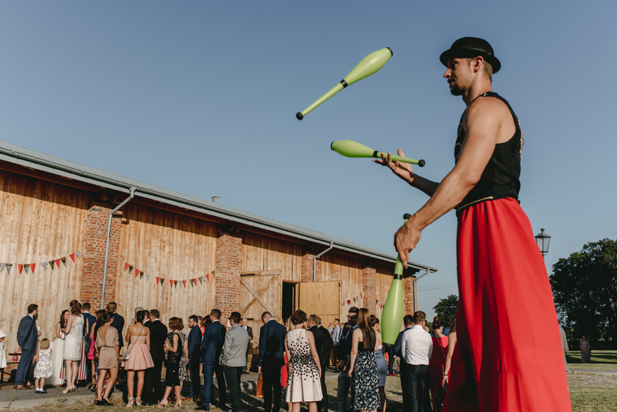 vintage circus, stary cyrk, slow wedding, motyw starego cyrku, slub w plenerze, slub plenerowy, slub w stodole, wesele w stodole, wesele w stylu slow wedding, cyrk, reportaz slubny, zdjecia slubne