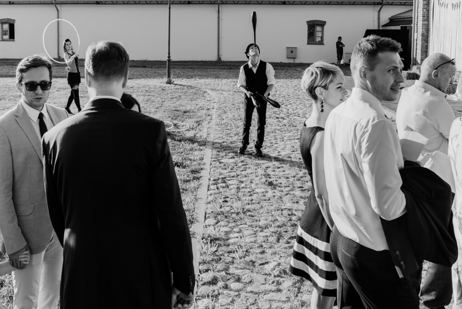 vintage circus, stary cyrk, slow wedding, motyw starego cyrku, slub w plenerze, slub plenerowy, slub w stodole, wesele w stodole, wesele w stylu slow wedding, cyrk, reportaz slubny, zdjecia slubne