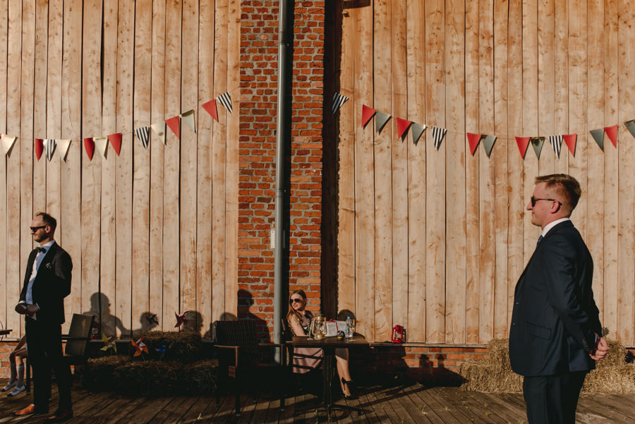 vintage circus, stary cyrk, slow wedding, motyw starego cyrku, slub w plenerze, slub plenerowy, slub w stodole, wesele w stodole, wesele w stylu slow wedding, cyrk, reportaz slubny, zdjecia slubne