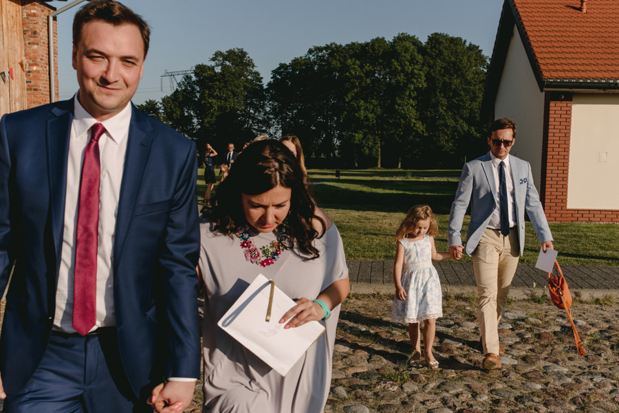 vintage circus, stary cyrk, slow wedding, motyw starego cyrku, slub w plenerze, slub plenerowy, slub w stodole, wesele w stodole, wesele w stylu slow wedding, cyrk, reportaz slubny, zdjecia slubne