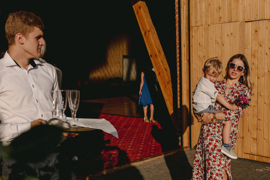 vintage circus, stary cyrk, slow wedding, motyw starego cyrku, slub w plenerze, slub plenerowy, slub w stodole, wesele w stodole, wesele w stylu slow wedding, cyrk, reportaz slubny, zdjecia slubne