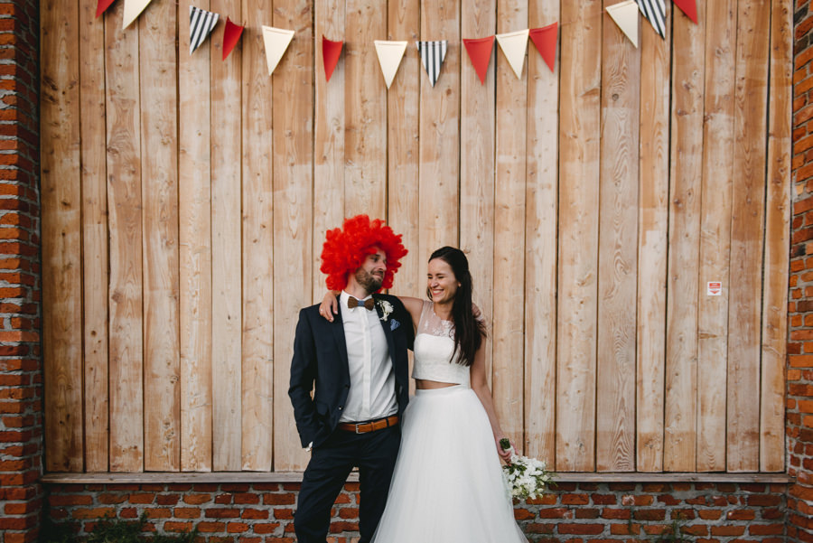 vintage circus, stary cyrk, slow wedding, motyw starego cyrku, slub w plenerze, slub plenerowy, slub w stodole, wesele w stodole, wesele w stylu slow wedding, cyrk, reportaz slubny, zdjecia slubne