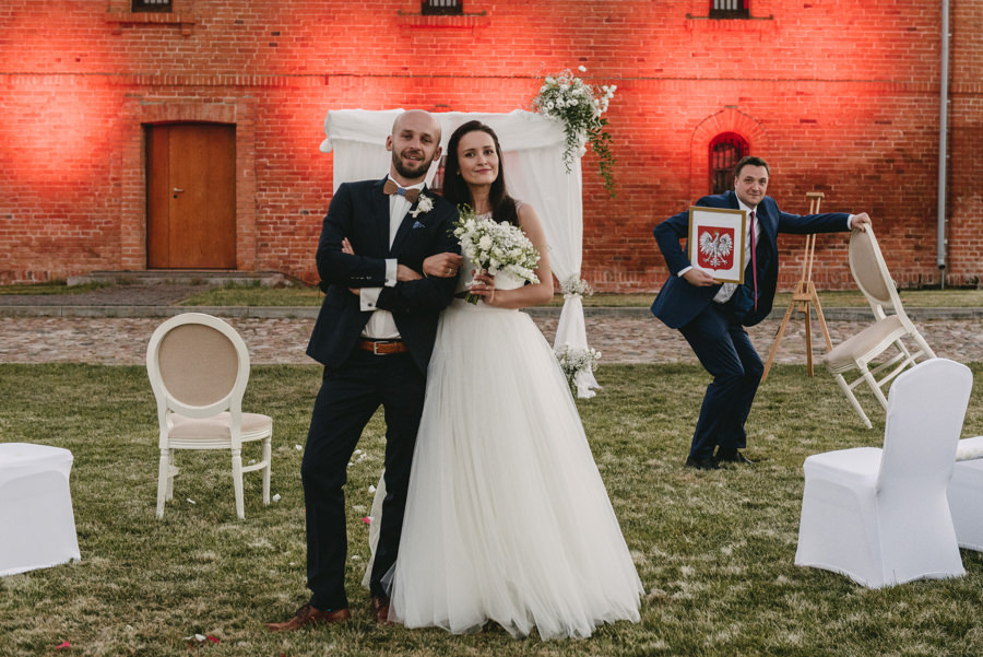 vintage circus, stary cyrk, slow wedding, motyw starego cyrku, slub w plenerze, slub plenerowy, slub w stodole, wesele w stodole, wesele w stylu slow wedding, cyrk, reportaz slubny, zdjecia slubne
