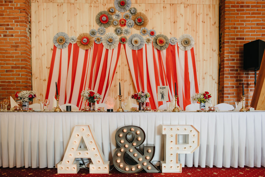 vintage circus, stary cyrk, slow wedding, motyw starego cyrku, slub w plenerze, slub plenerowy, slub w stodole, wesele w stodole, wesele w stylu slow wedding, cyrk, reportaz slubny, zdjecia slubne