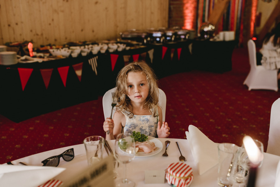 vintage circus, stary cyrk, slow wedding, motyw starego cyrku, slub w plenerze, slub plenerowy, slub w stodole, wesele w stodole, wesele w stylu slow wedding, cyrk, reportaz slubny, zdjecia slubne