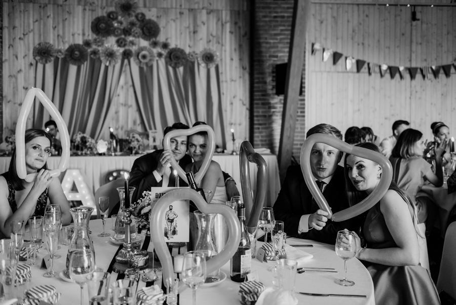 vintage circus, stary cyrk, slow wedding, motyw starego cyrku, slub w plenerze, slub plenerowy, slub w stodole, wesele w stodole, wesele w stylu slow wedding, cyrk, reportaz slubny, zdjecia slubne
