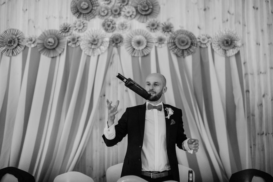 vintage circus, stary cyrk, slow wedding, motyw starego cyrku, slub w plenerze, slub plenerowy, slub w stodole, wesele w stodole, wesele w stylu slow wedding, cyrk, reportaz slubny, zdjecia slubne