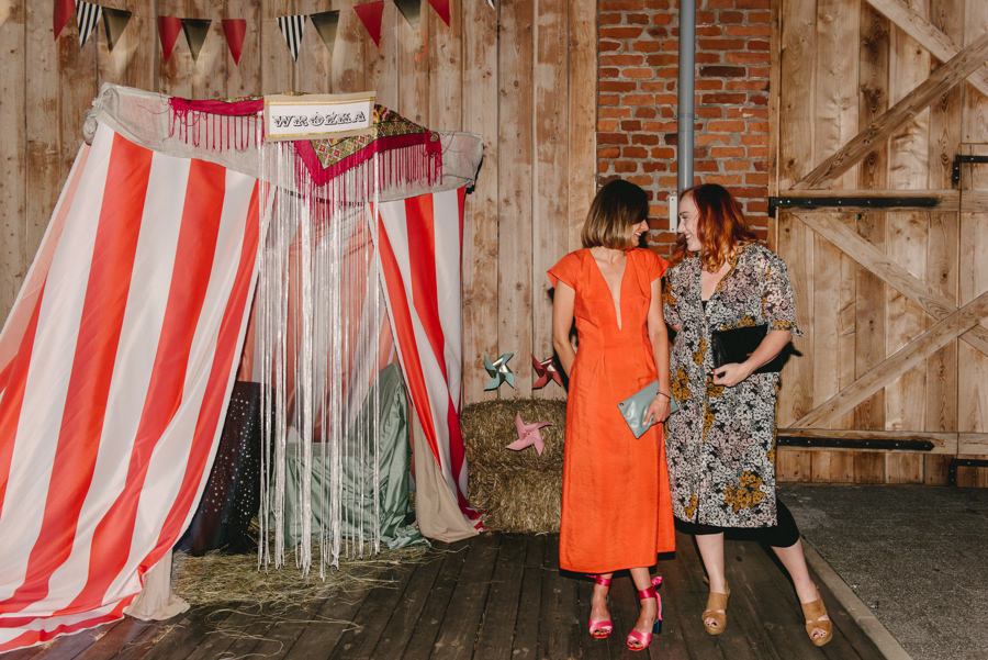 vintage circus, stary cyrk, slow wedding, motyw starego cyrku, slub w plenerze, slub plenerowy, slub w stodole, wesele w stodole, wesele w stylu slow wedding, cyrk, reportaz slubny, zdjecia slubne