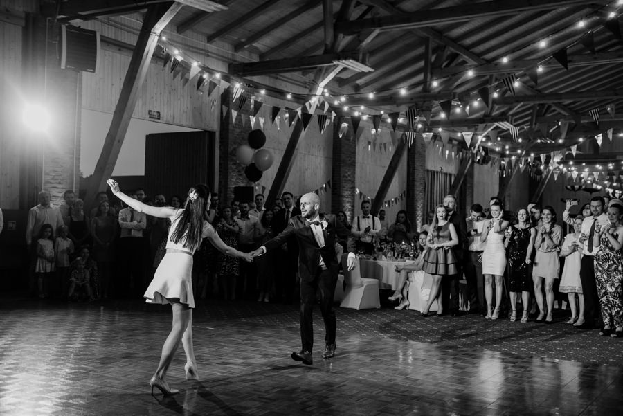 vintage circus, stary cyrk, slow wedding, motyw starego cyrku, slub w plenerze, slub plenerowy, slub w stodole, wesele w stodole, wesele w stylu slow wedding, cyrk, reportaz slubny, zdjecia slubne