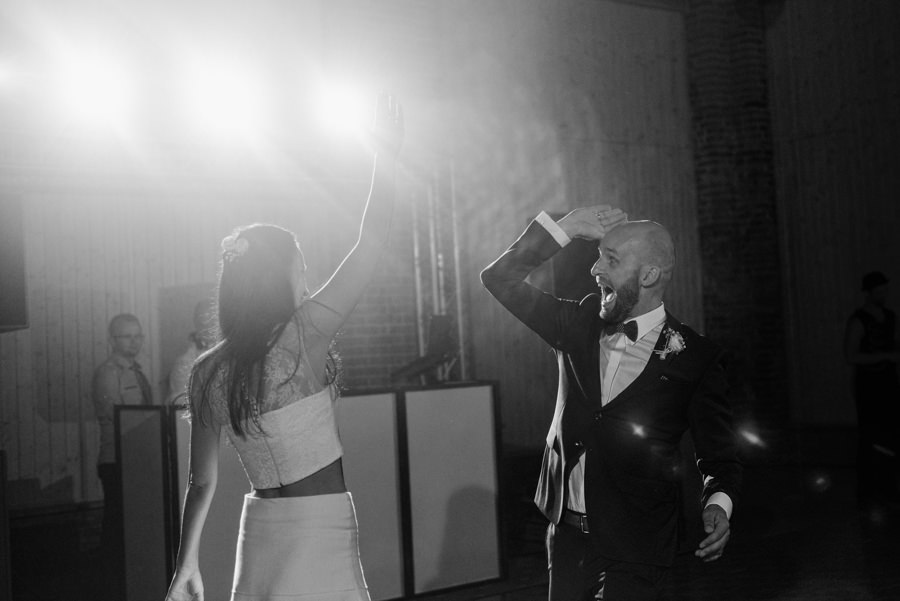 vintage circus, stary cyrk, slow wedding, motyw starego cyrku, slub w plenerze, slub plenerowy, slub w stodole, wesele w stodole, wesele w stylu slow wedding, cyrk, reportaz slubny, zdjecia slubne