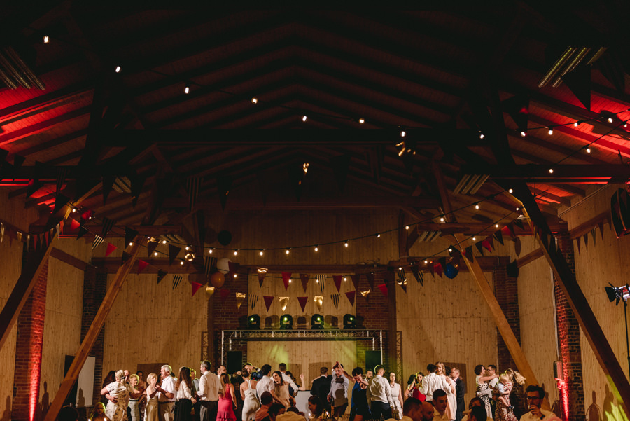 vintage circus, stary cyrk, slow wedding, motyw starego cyrku, slub w plenerze, slub plenerowy, slub w stodole, wesele w stodole, wesele w stylu slow wedding, cyrk, reportaz slubny, zdjecia slubne