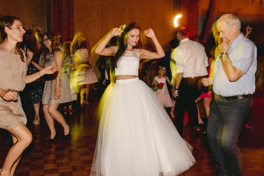 vintage circus, stary cyrk, slow wedding, motyw starego cyrku, slub w plenerze, slub plenerowy, slub w stodole, wesele w stodole, wesele w stylu slow wedding, cyrk, reportaz slubny, zdjecia slubne