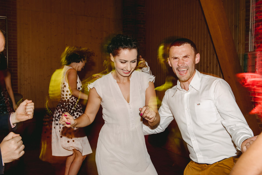 vintage circus, stary cyrk, slow wedding, motyw starego cyrku, slub w plenerze, slub plenerowy, slub w stodole, wesele w stodole, wesele w stylu slow wedding, cyrk, reportaz slubny, zdjecia slubne