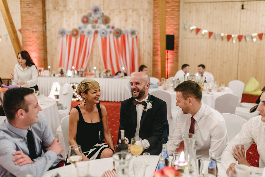 vintage circus, stary cyrk, slow wedding, motyw starego cyrku, slub w plenerze, slub plenerowy, slub w stodole, wesele w stodole, wesele w stylu slow wedding, cyrk, reportaz slubny, zdjecia slubne