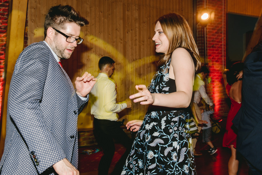 vintage circus, stary cyrk, slow wedding, motyw starego cyrku, slub w plenerze, slub plenerowy, slub w stodole, wesele w stodole, wesele w stylu slow wedding, cyrk, reportaz slubny, zdjecia slubne