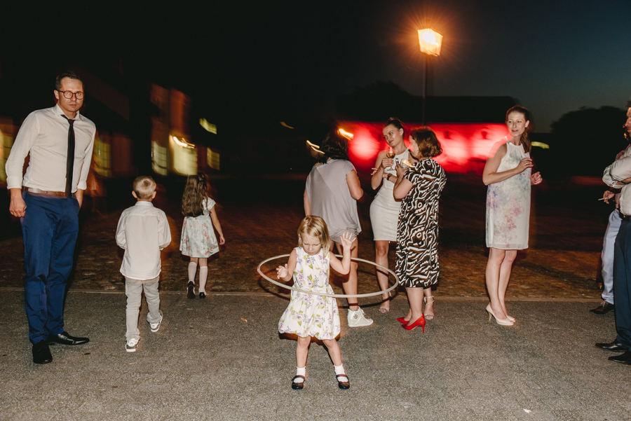 vintage circus, stary cyrk, slow wedding, motyw starego cyrku, slub w plenerze, slub plenerowy, slub w stodole, wesele w stodole, wesele w stylu slow wedding, cyrk, reportaz slubny, zdjecia slubne