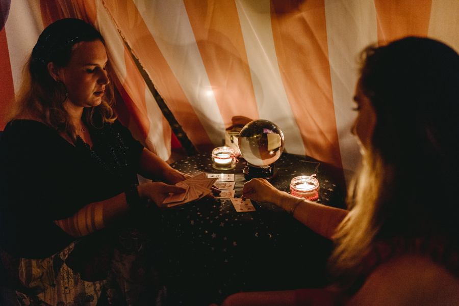 vintage circus, stary cyrk, slow wedding, motyw starego cyrku, slub w plenerze, slub plenerowy, slub w stodole, wesele w stodole, wesele w stylu slow wedding, cyrk, reportaz slubny, zdjecia slubne