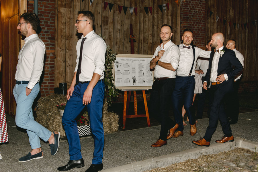 vintage circus, stary cyrk, slow wedding, motyw starego cyrku, slub w plenerze, slub plenerowy, slub w stodole, wesele w stodole, wesele w stylu slow wedding, cyrk, reportaz slubny, zdjecia slubne