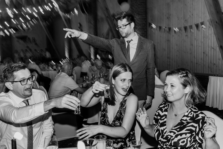 vintage circus, stary cyrk, slow wedding, motyw starego cyrku, slub w plenerze, slub plenerowy, slub w stodole, wesele w stodole, wesele w stylu slow wedding, cyrk, reportaz slubny, zdjecia slubne