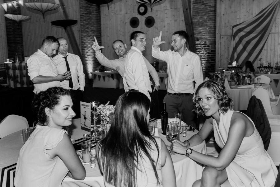 vintage circus, stary cyrk, slow wedding, motyw starego cyrku, slub w plenerze, slub plenerowy, slub w stodole, wesele w stodole, wesele w stylu slow wedding, cyrk, reportaz slubny, zdjecia slubne