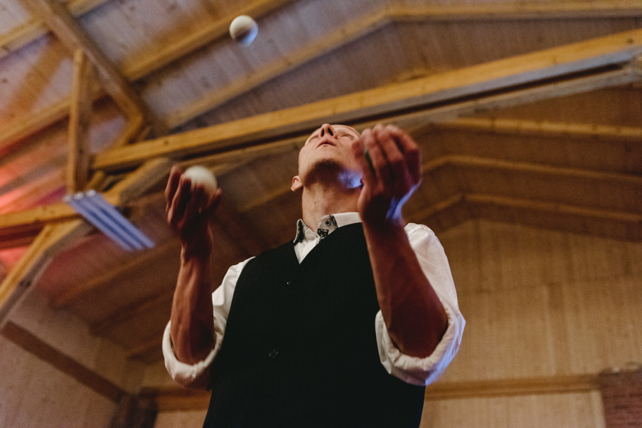 vintage circus, stary cyrk, slow wedding, motyw starego cyrku, slub w plenerze, slub plenerowy, slub w stodole, wesele w stodole, wesele w stylu slow wedding, cyrk, reportaz slubny, zdjecia slubne