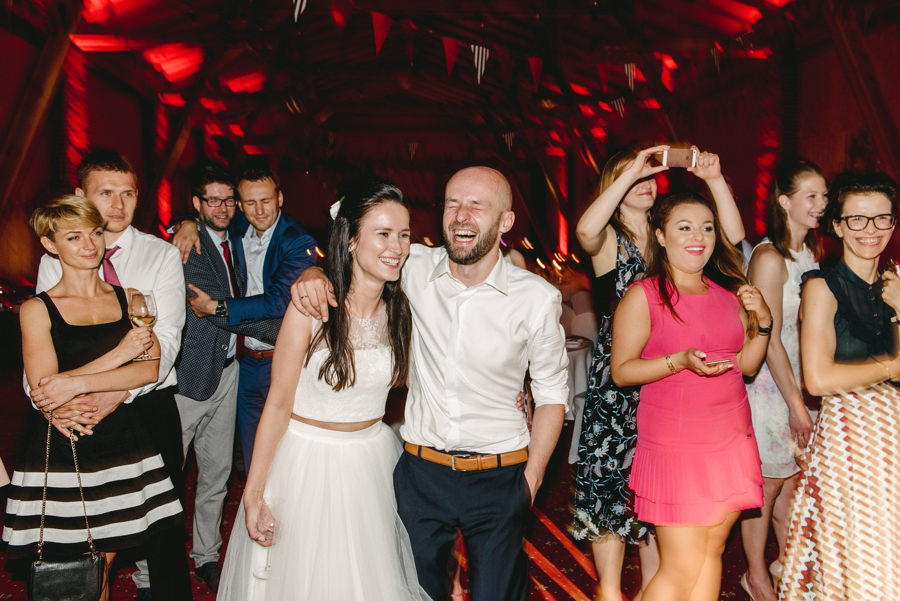 vintage circus, stary cyrk, slow wedding, motyw starego cyrku, slub w plenerze, slub plenerowy, slub w stodole, wesele w stodole, wesele w stylu slow wedding, cyrk, reportaz slubny, zdjecia slubne
