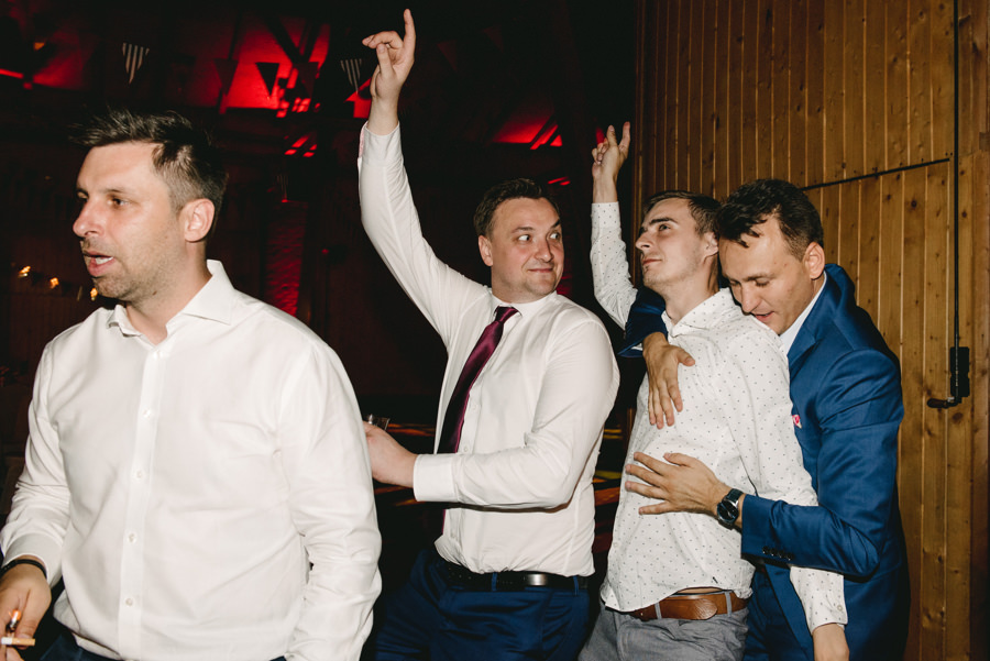 vintage circus, stary cyrk, slow wedding, motyw starego cyrku, slub w plenerze, slub plenerowy, slub w stodole, wesele w stodole, wesele w stylu slow wedding, cyrk, reportaz slubny, zdjecia slubne
