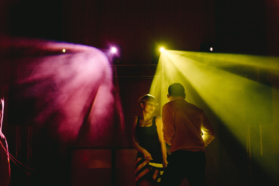 vintage circus, stary cyrk, slow wedding, motyw starego cyrku, slub w plenerze, slub plenerowy, slub w stodole, wesele w stodole, wesele w stylu slow wedding, cyrk, reportaz slubny, zdjecia slubne