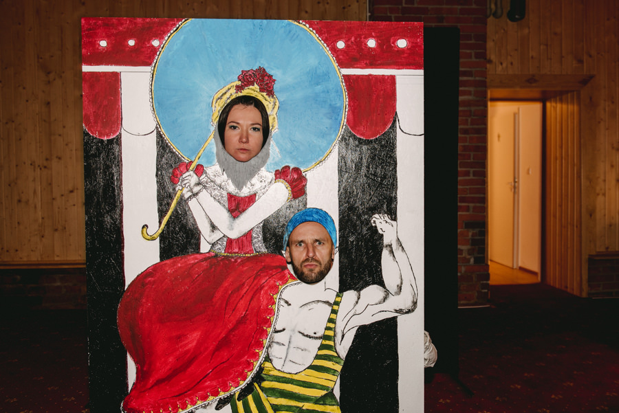 vintage circus, stary cyrk, slow wedding, motyw starego cyrku, slub w plenerze, slub plenerowy, slub w stodole, wesele w stodole, wesele w stylu slow wedding, cyrk, reportaz slubny, zdjecia slubne