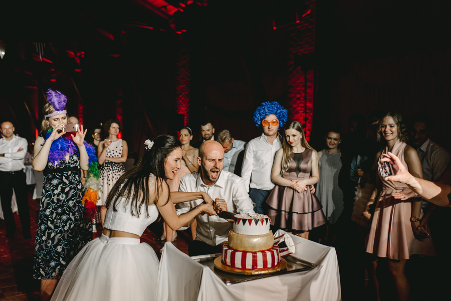 vintage circus, stary cyrk, slow wedding, motyw starego cyrku, slub w plenerze, slub plenerowy, slub w stodole, wesele w stodole, wesele w stylu slow wedding, cyrk, reportaz slubny, zdjecia slubne