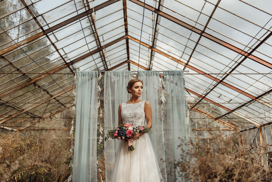 sesja ślubna, stylizowana sesja ślubna, sesja boho, sesja w szklarni, sesja plenerowa na pustyni, zimowa sesja ślubna, jura krakowsko częstochowska, minerały, bukiet ślubny,