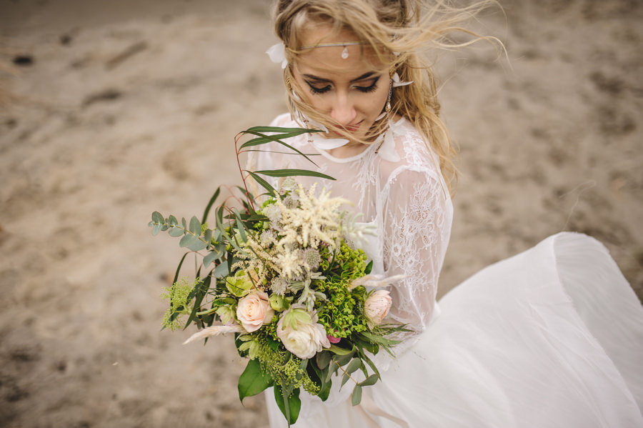 sesja ślubna, stylizowana sesja ślubna, sesja boho, sesja w szklarni, sesja plenerowa na pustyni, zimowa sesja ślubna, jura krakowsko częstochowska, minerały, bukiet ślubny, 