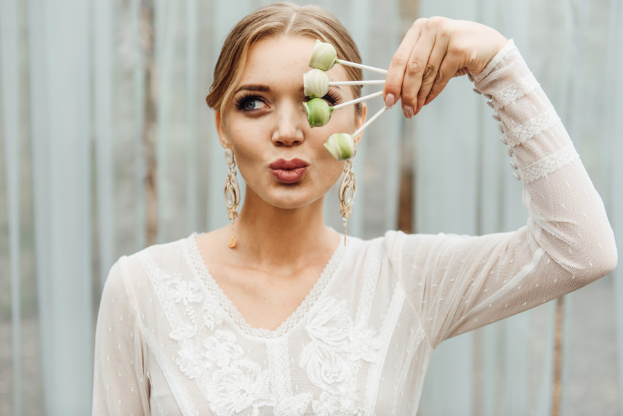 sesja ślubna, stylizowana sesja ślubna, sesja boho, sesja w szklarni, sesja plenerowa na pustyni, zimowa sesja ślubna, jura krakowsko częstochowska, minerały, bukiet ślubny,