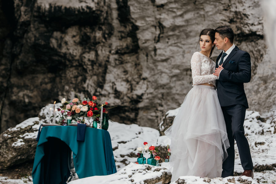 sesja ślubna, stylizowana sesja ślubna, sesja boho, sesja w szklarni, sesja plenerowa na pustyni, zimowa sesja ślubna, jura krakowsko częstochowska, minerały, bukiet ślubny,