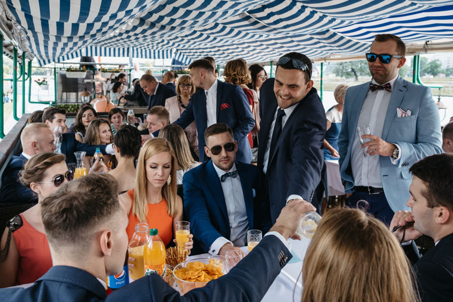 nietypowy ślub w Krakowie, fotografia ślubna Kraków, wesele w hotelu niebieskim w Krakowie, ślub na Skałce, rejs po wiśle