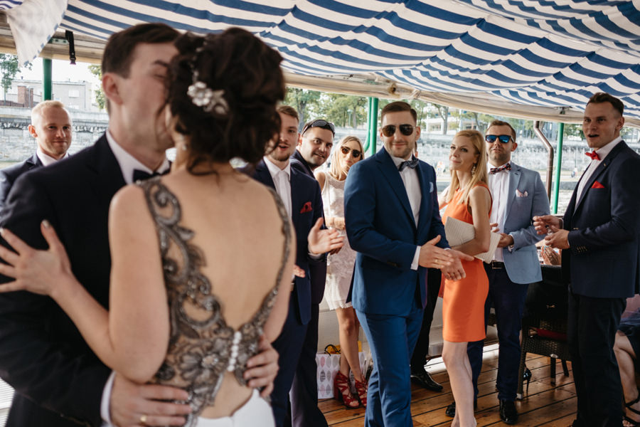 nietypowy ślub w Krakowie, fotografia ślubna Kraków, wesele w hotelu niebieskim w Krakowie, ślub na Skałce, rejs po wiśle