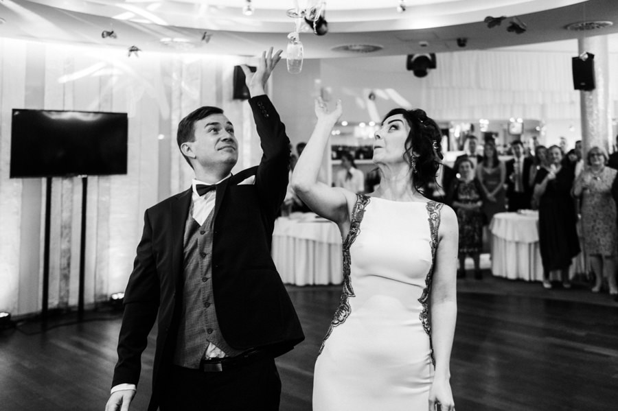 nietypowy ślub w Krakowie, fotografia ślubna Kraków, wesele w hotelu niebieskim w Krakowie, ślub na Skałce, rejs po wiśle