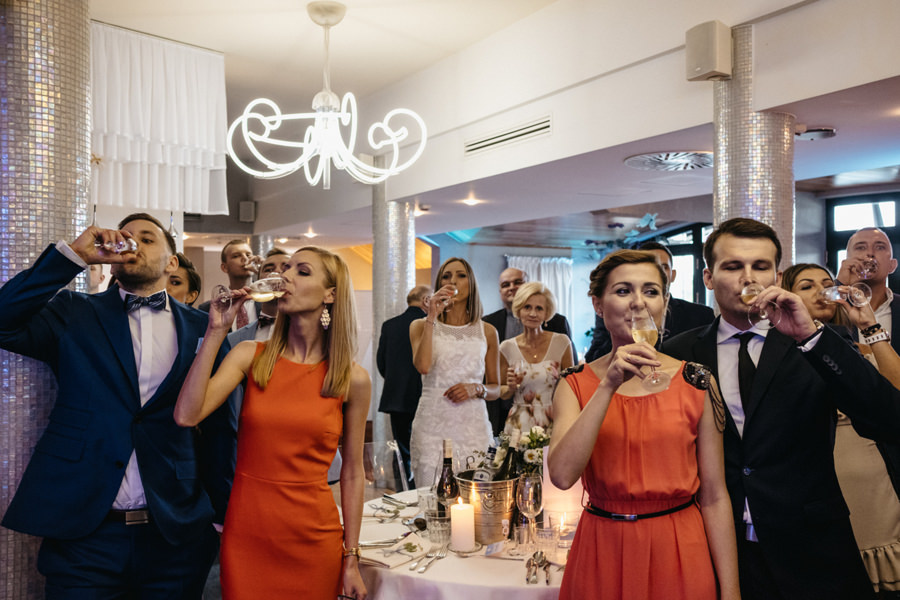 nietypowy ślub w Krakowie, fotografia ślubna Kraków, wesele w hotelu niebieskim w Krakowie, ślub na Skałce, rejs po wiśle