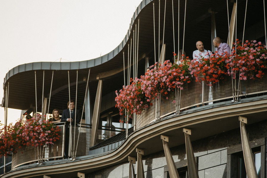 nietypowy ślub w Krakowie, fotografia ślubna Kraków, wesele w hotelu niebieskim w Krakowie, ślub na Skałce, rejs po wiśle