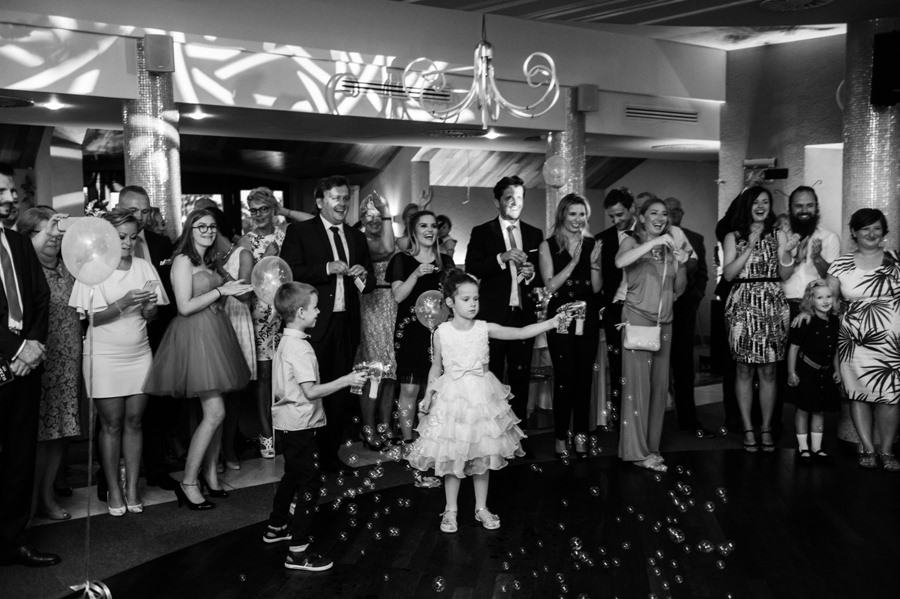 nietypowy ślub w Krakowie, fotografia ślubna Kraków, wesele w hotelu niebieskim w Krakowie, ślub na Skałce, rejs po wiśle