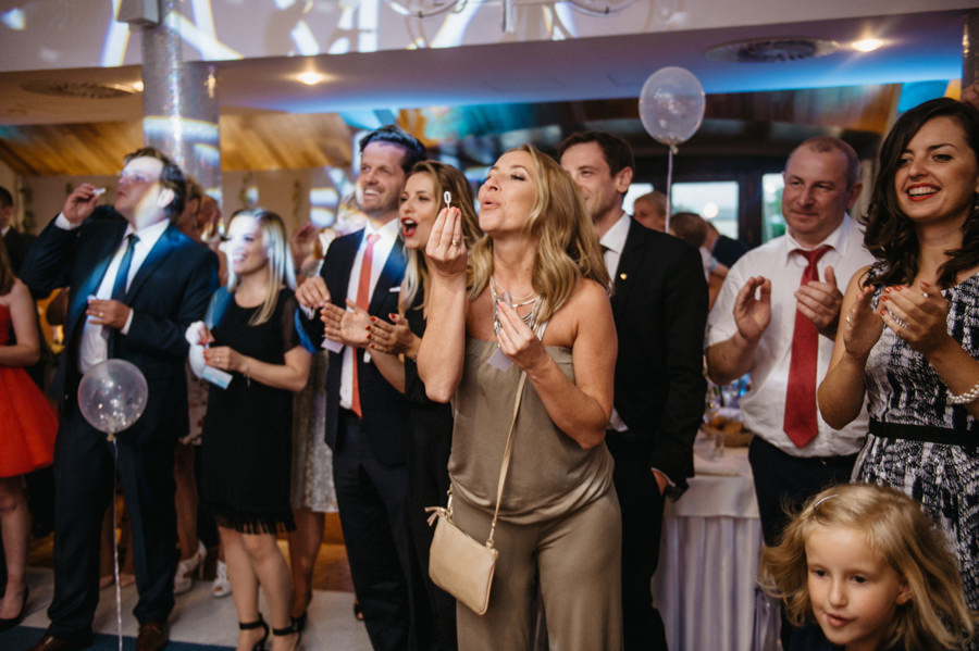 nietypowy ślub w Krakowie, fotografia ślubna Kraków, wesele w hotelu niebieskim w Krakowie, ślub na Skałce, rejs po wiśle