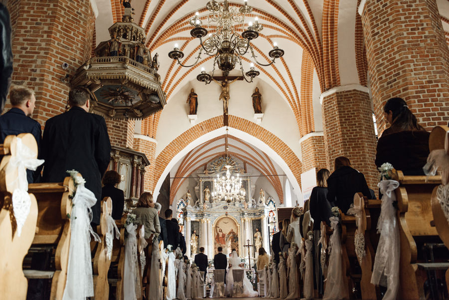 cegielnia rzucewo, ślub w plenerze, rustykalne wesele, reportaż ślubny, nietypowe wesele, ślub rystukalny, lmfoto, wesele nad morzem, wyjąkowy ślub, wymarzony ślub w polsce, wesele w cegielni rzucewo