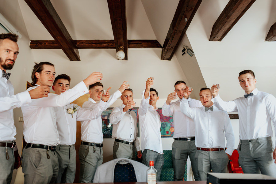 ekipa pana młodego wznosi toast