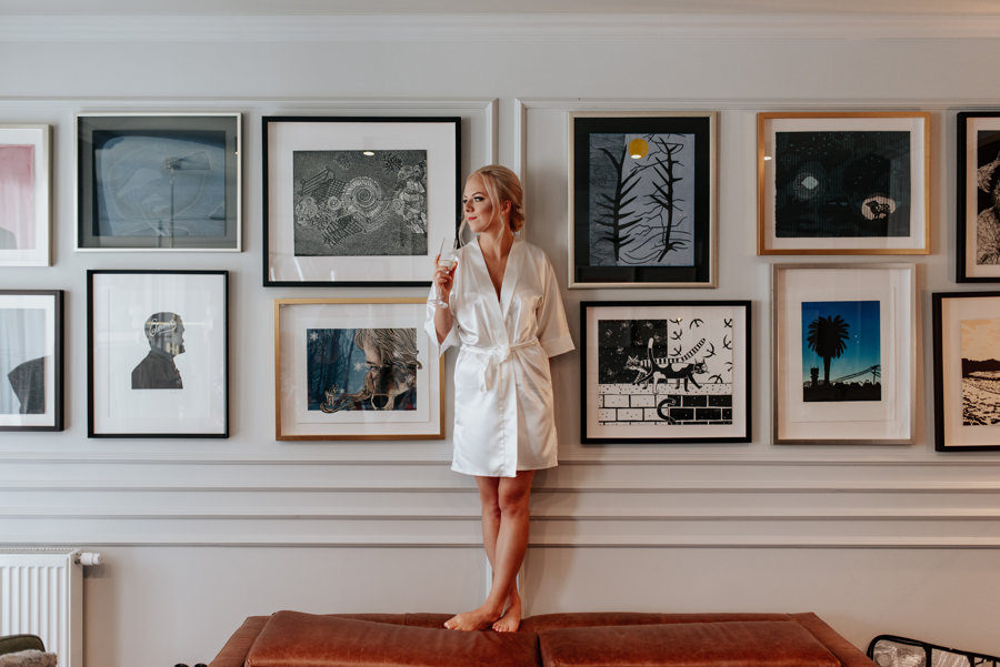 przygotowania pani młodej, portret panny młodej w szlafroku